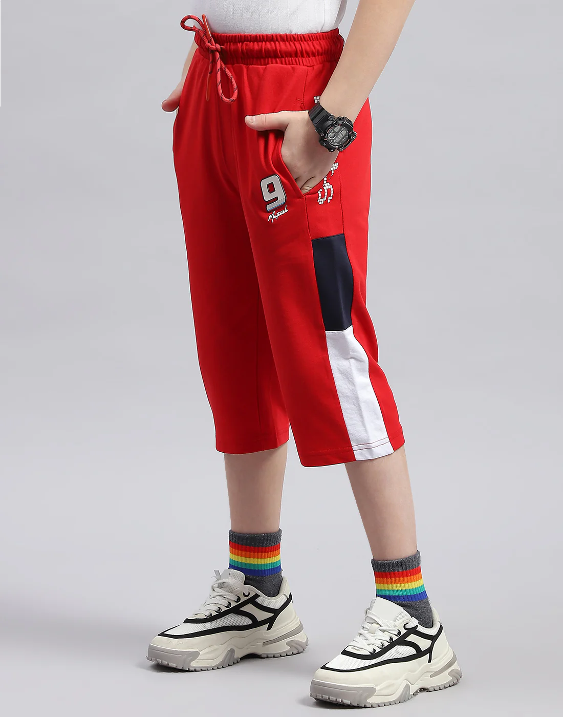 Boys Red Printed Regular Fit Capri - Image 3