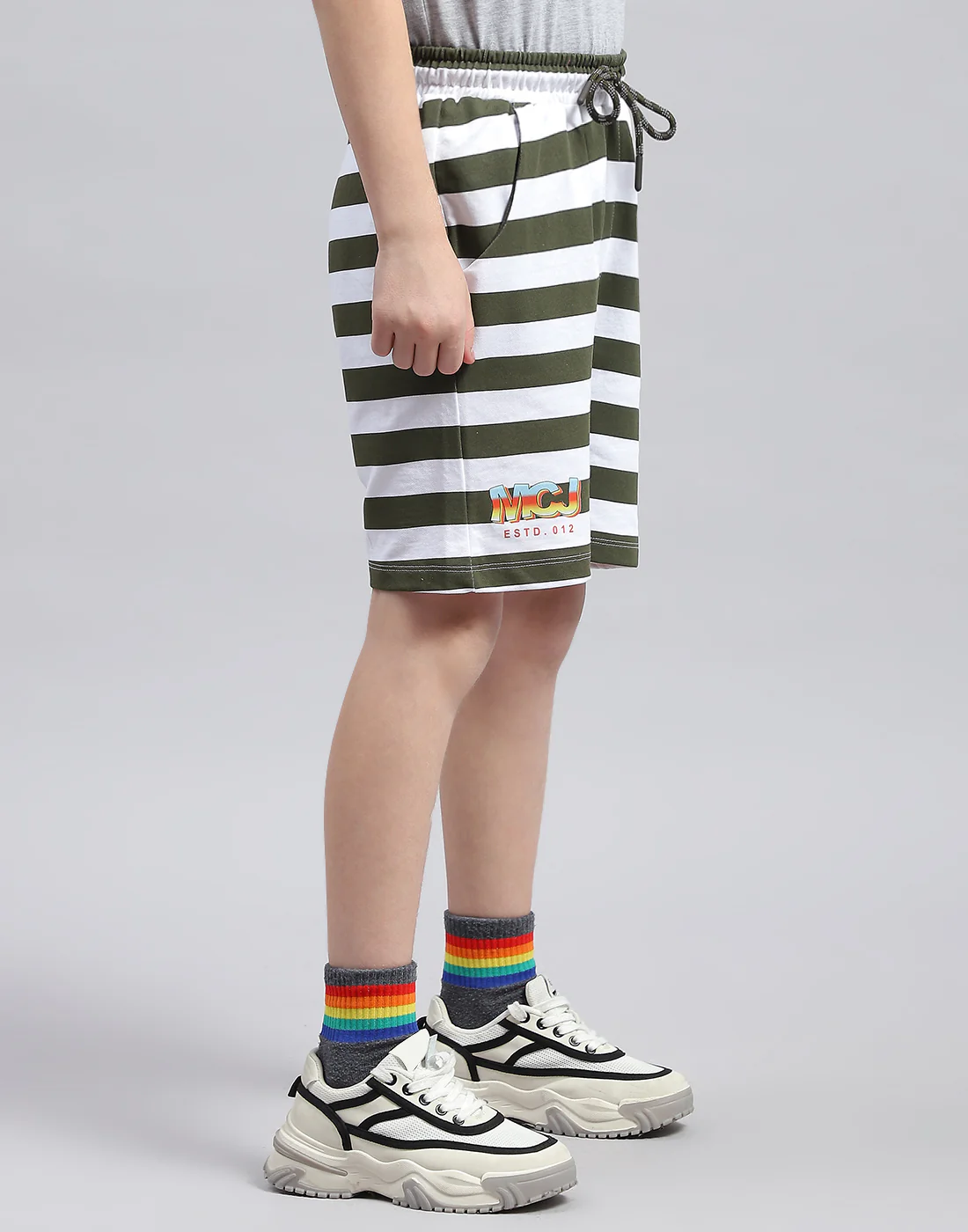 Boys White & Olive Printed Regular Fit Bermuda - Image 4