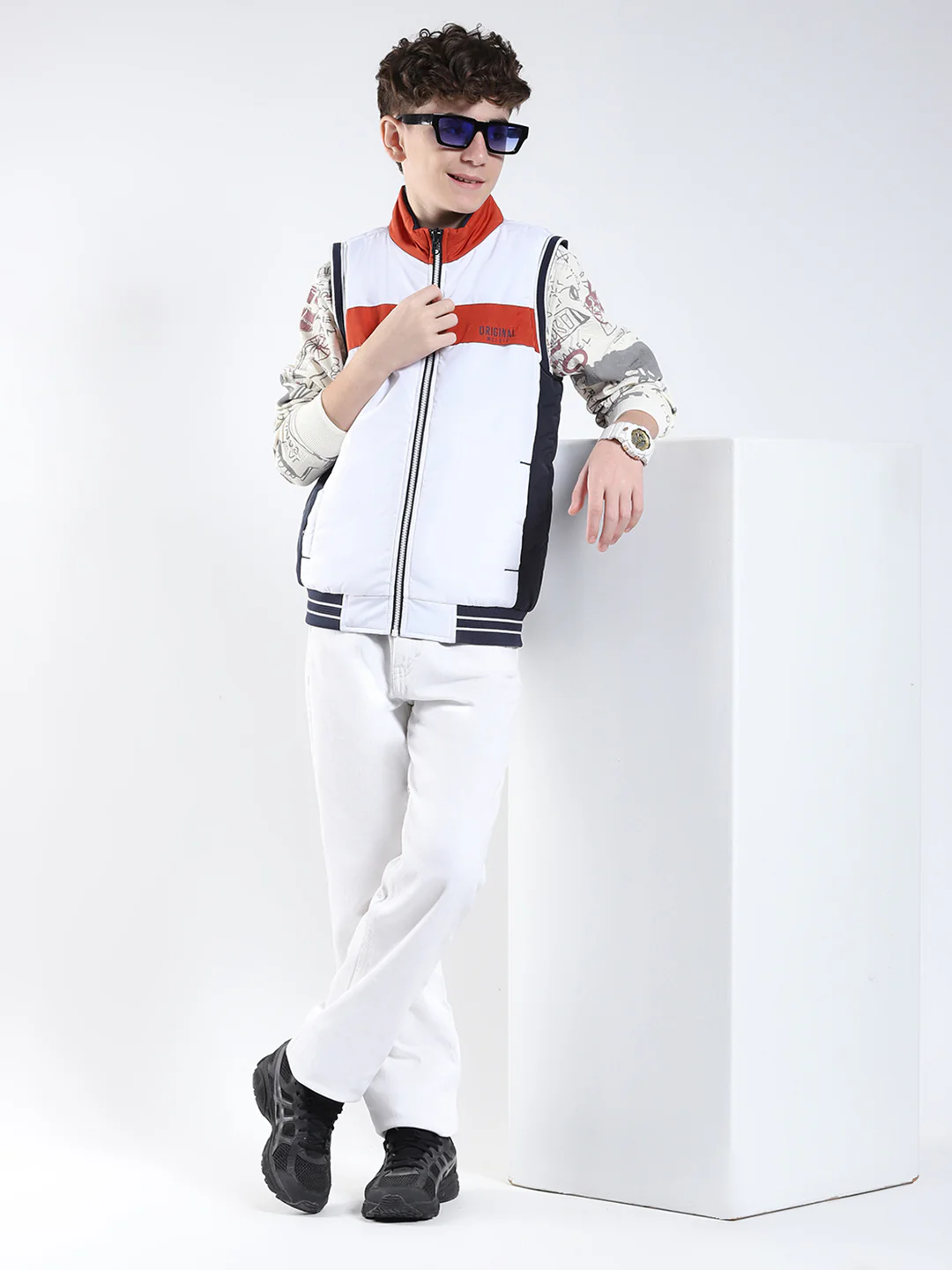 Boys White Printed Mock Neck Sleeveless Reversible Jacket - Image 2