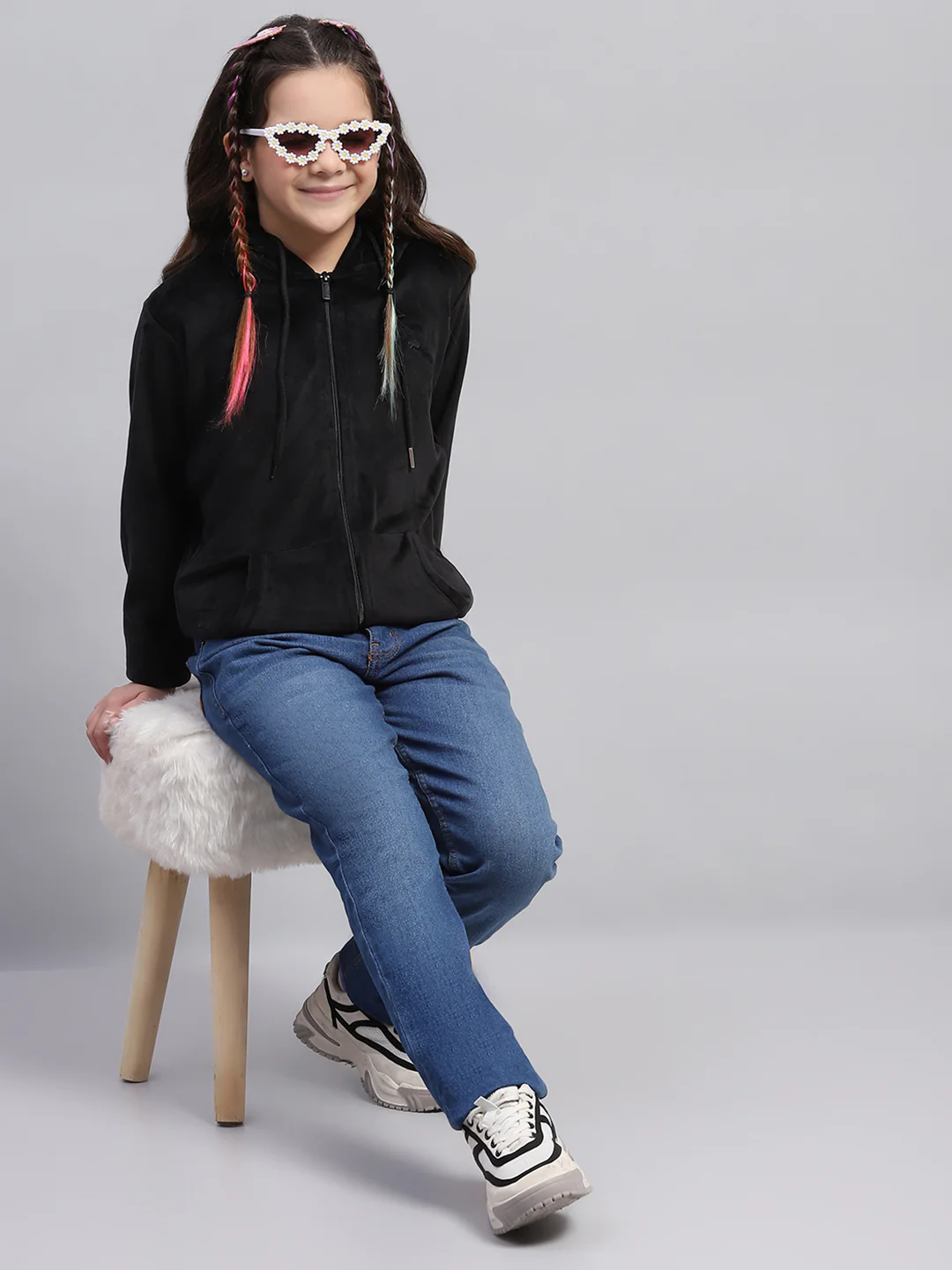 Girls Black Solid Hooded Full Sleeve Sweatshirt - Image 2