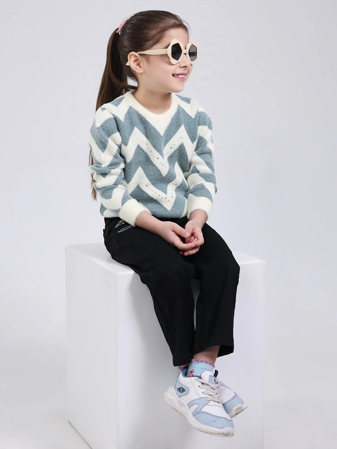 Girls Green Embroidered Round Neck Full Sleeve Pullover - Image 2