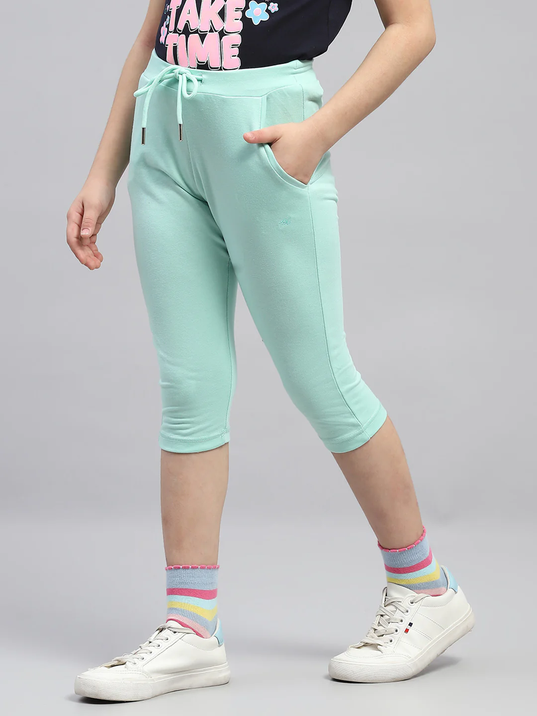 Girls Green Solid Regular Fit Capri - Image 3