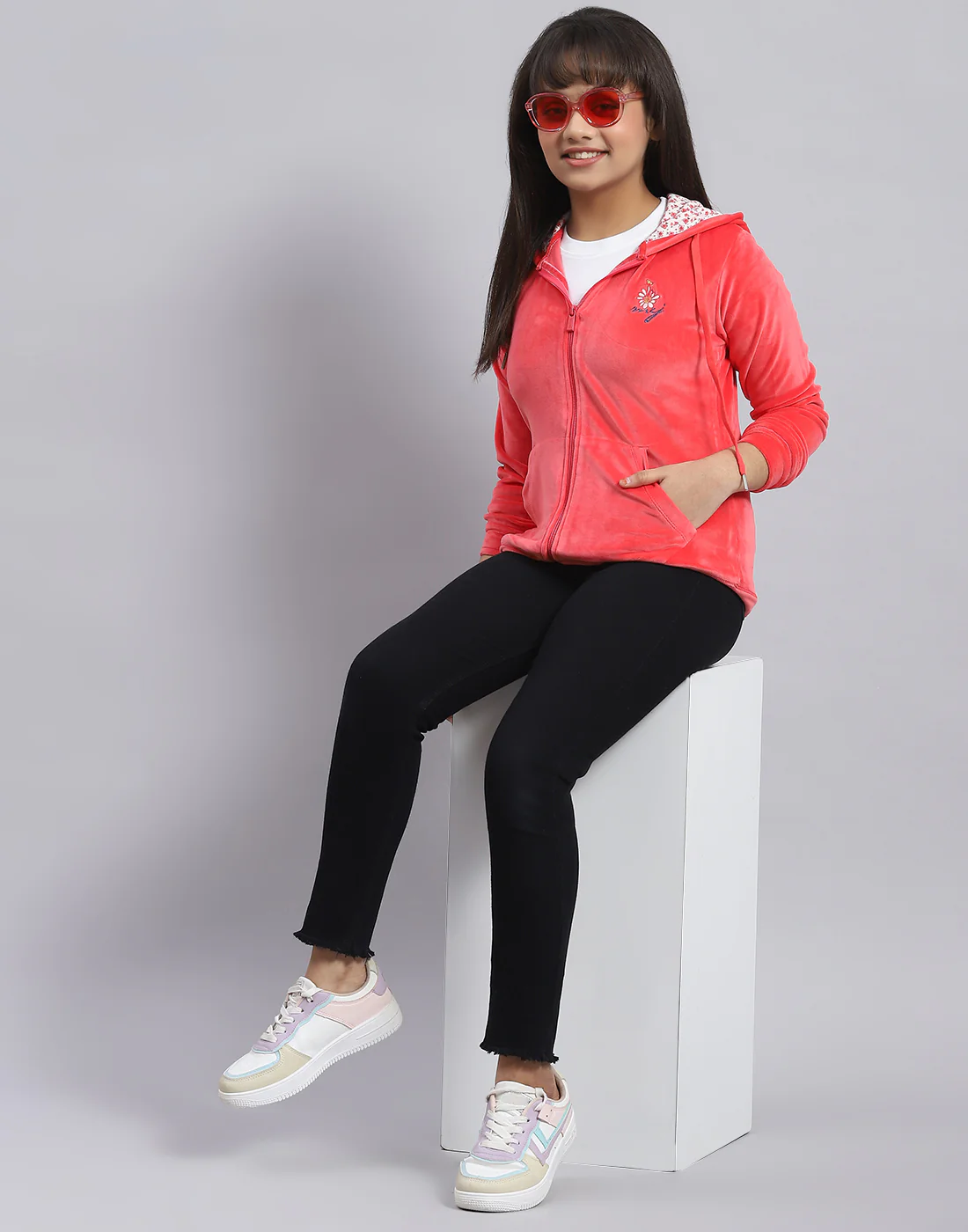 Girls Pink Solid Hooded Full Sleeve Sweatshirt - Image 2