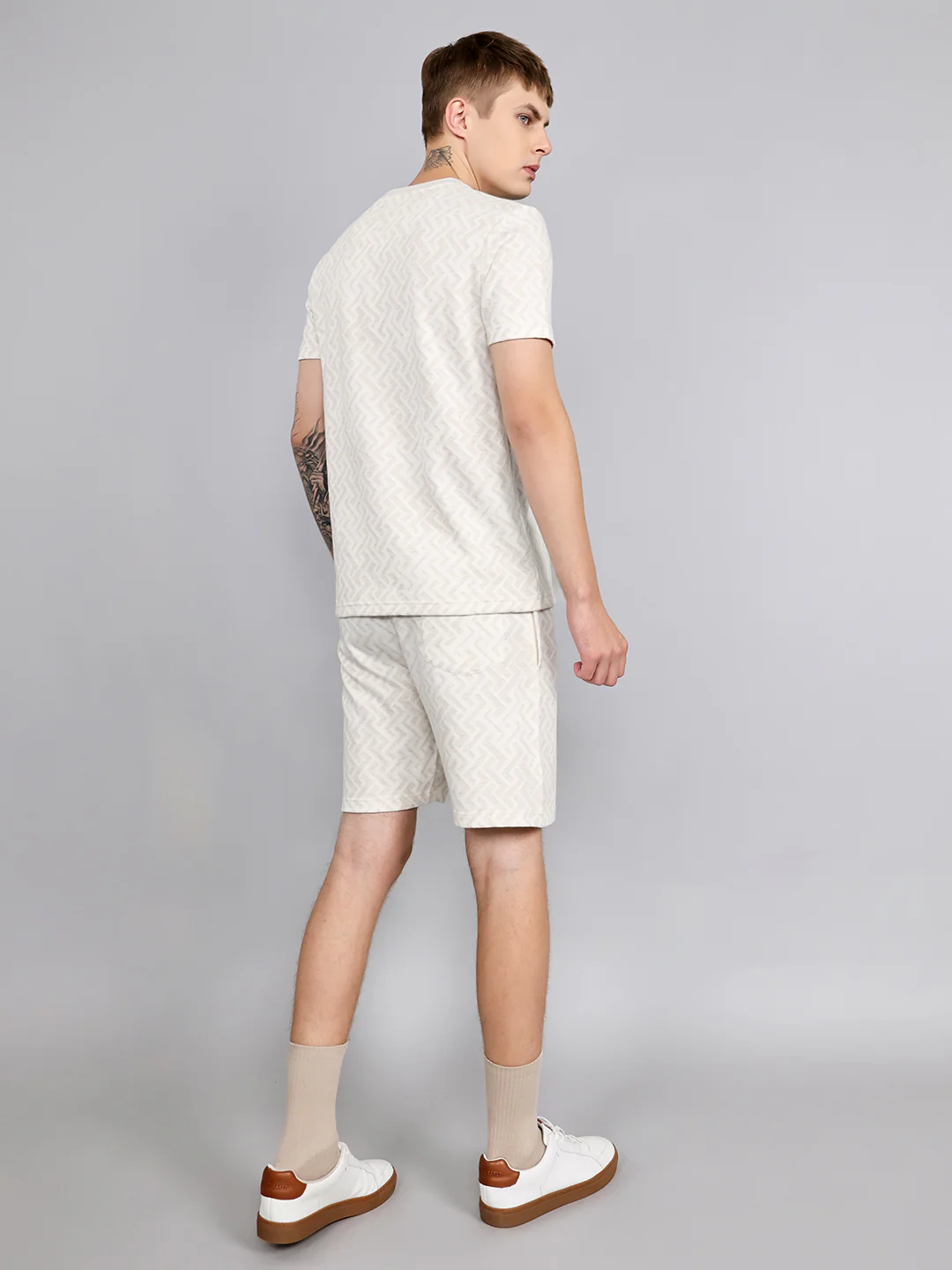 Men Beige Geometric Regular Fit Bermuda Set - Image 4