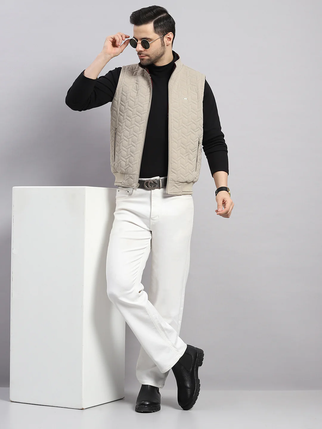 Men Beige Solid Collar Sleeveless Reversible Jacket - Image 2