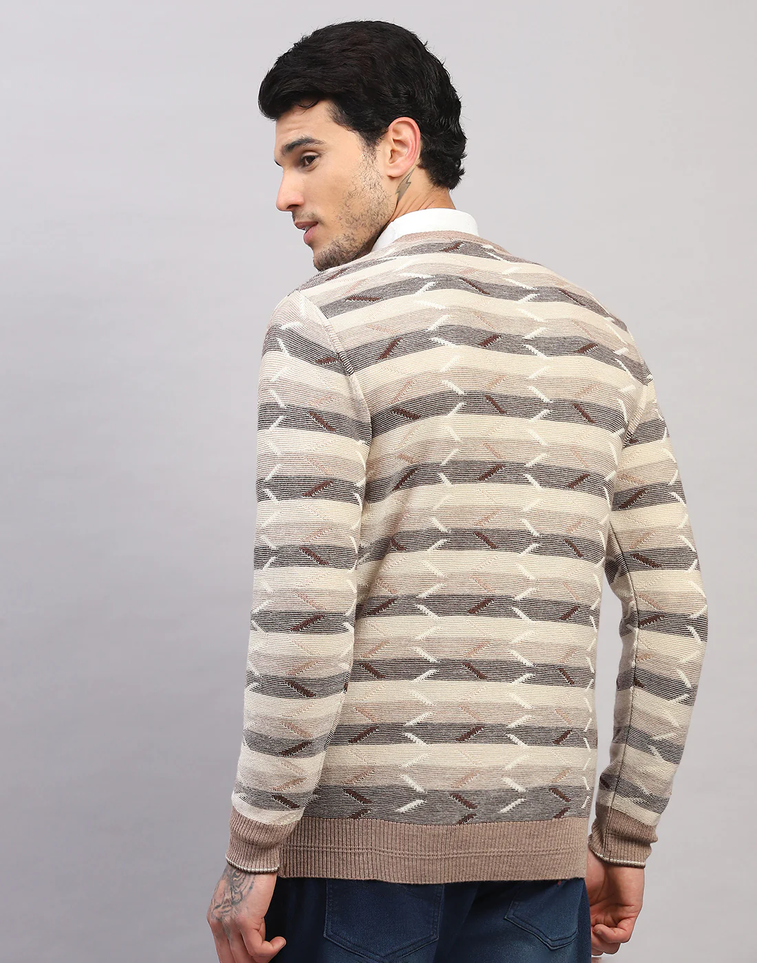 Men Beige Solid V Neck Full Sleeve Pullover - Image 4