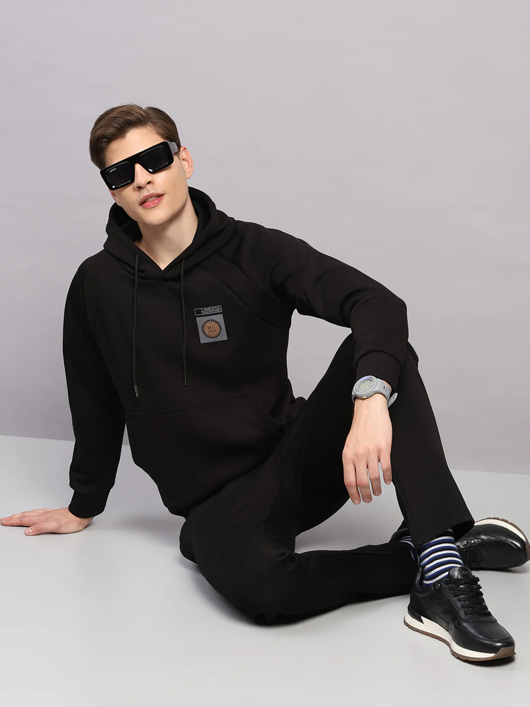 Men Black Solid Collar Full Sleeve Winter Tracksuit - Image 2