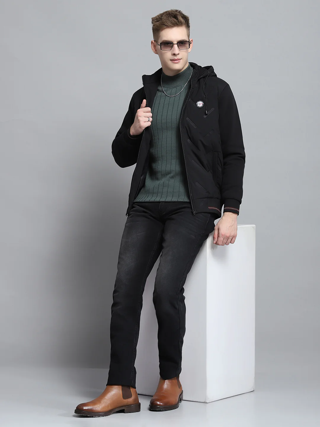 Men Black Solid Hooded Full Sleeve Sweatshirt - Image 2