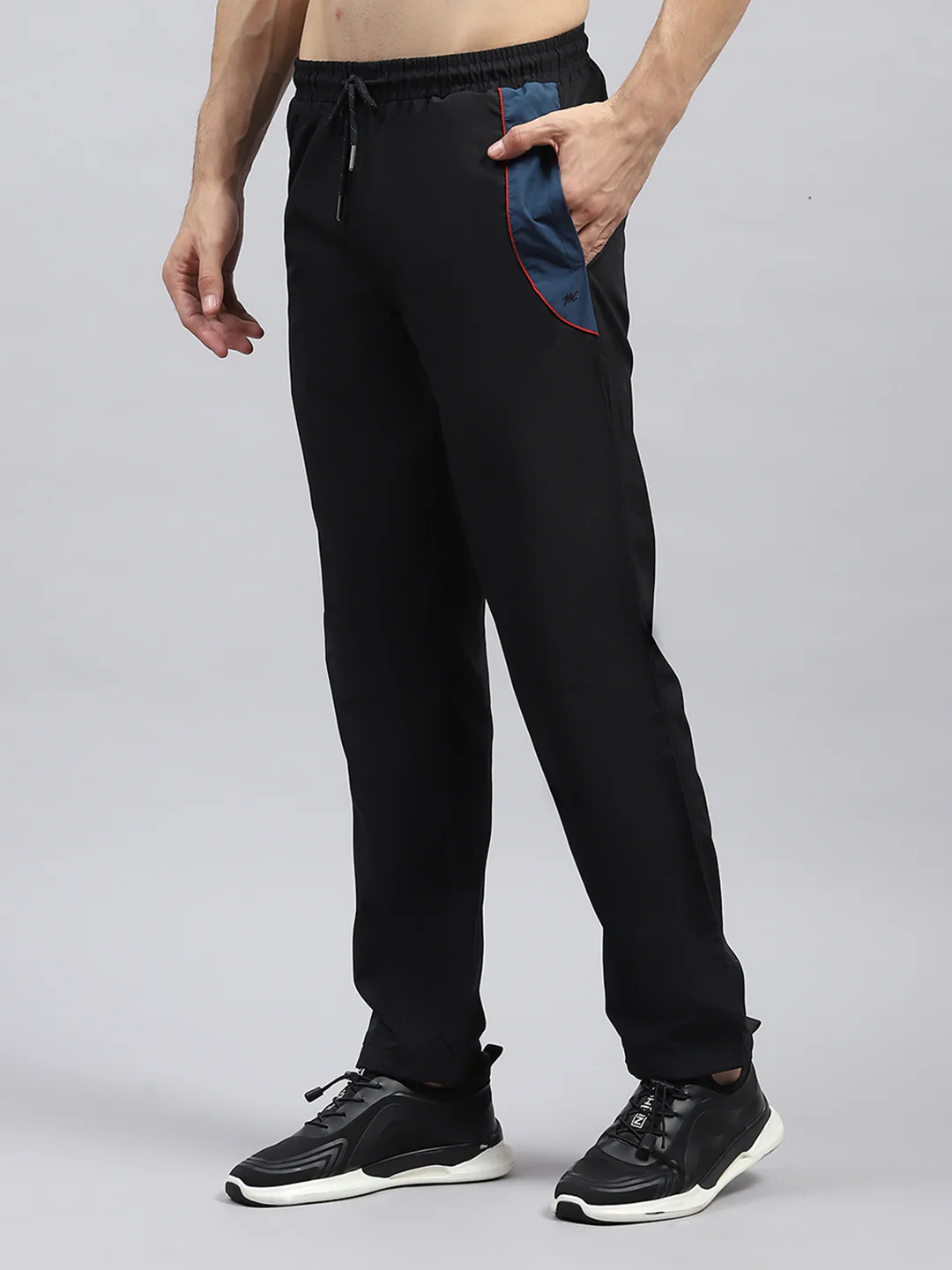 Men Black Solid Hooded Full Sleeve Winter Tracksuit - Image 7