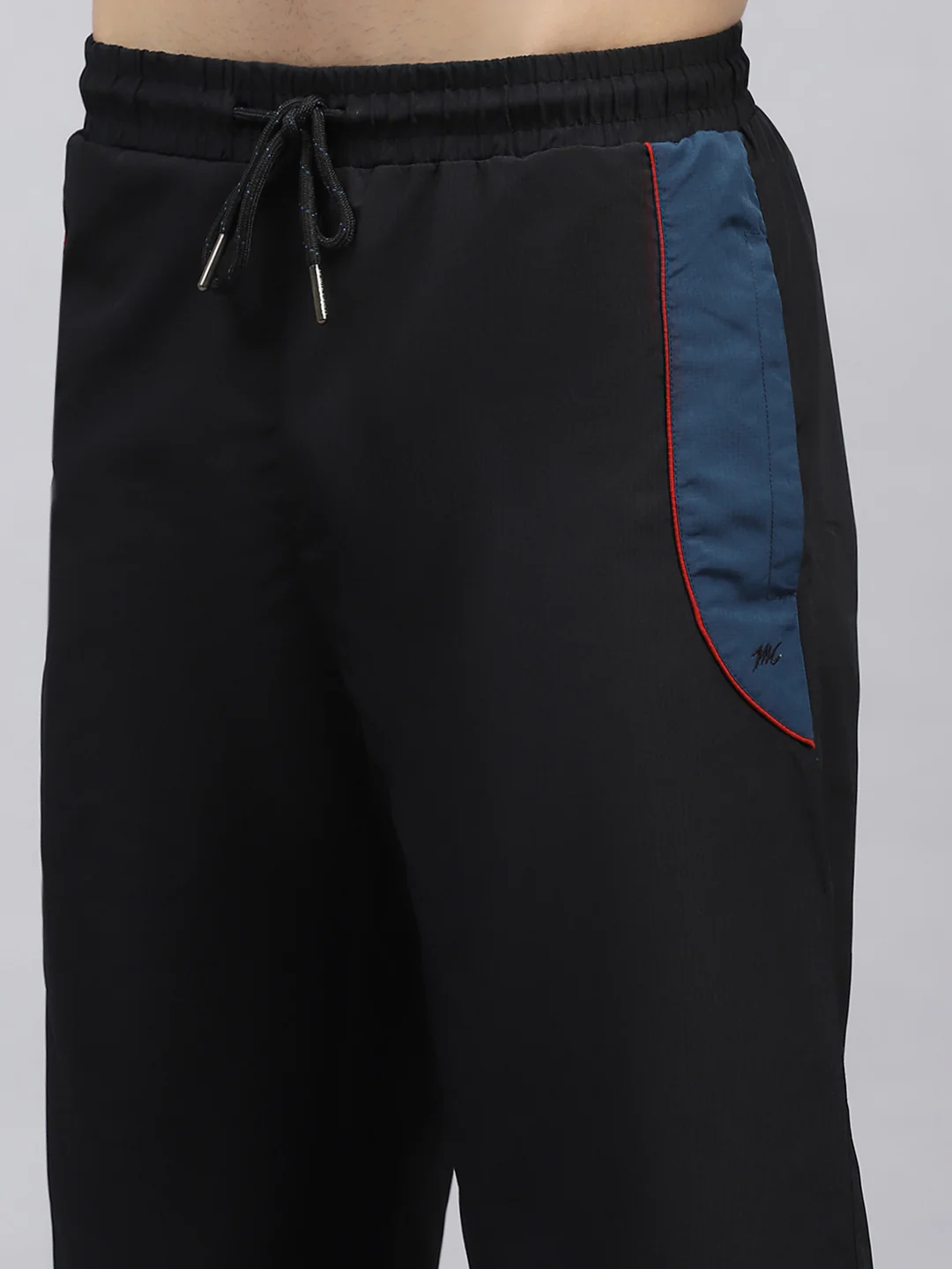 Men Black Solid Hooded Full Sleeve Winter Tracksuit - Image 8