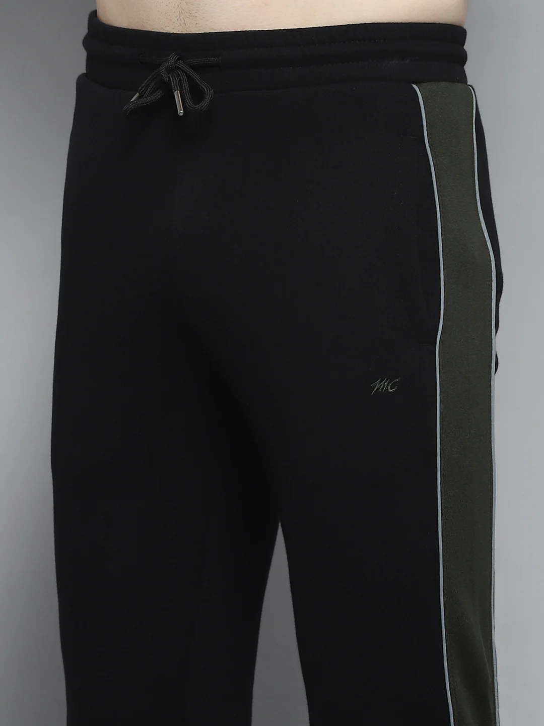 Men Black Solid Mock Neck Full Sleeve Winter Tracksuit - Image 8