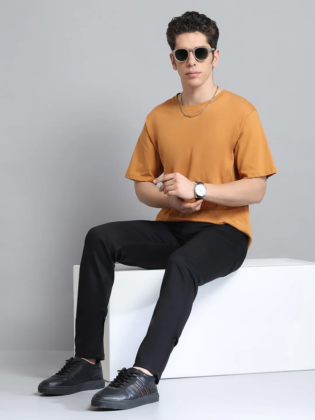 Men Black Solid Narrow Fit Denim - Image 2