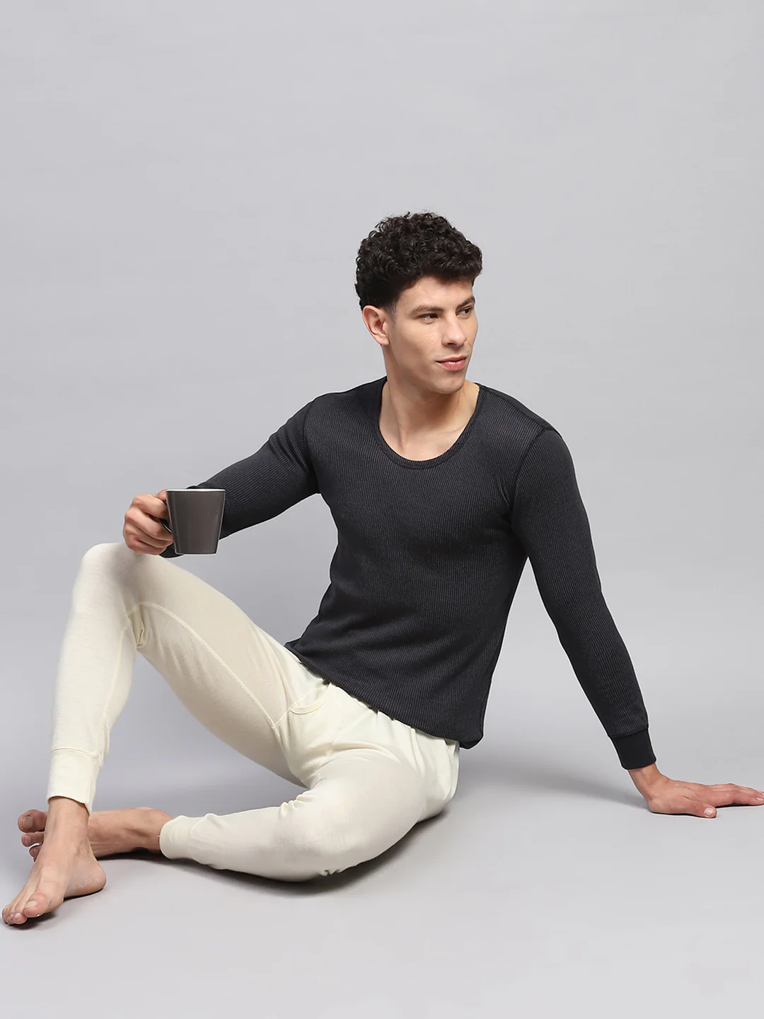 Men Black Solid Round Neck Full Sleeve Thermal Vest - Image 2