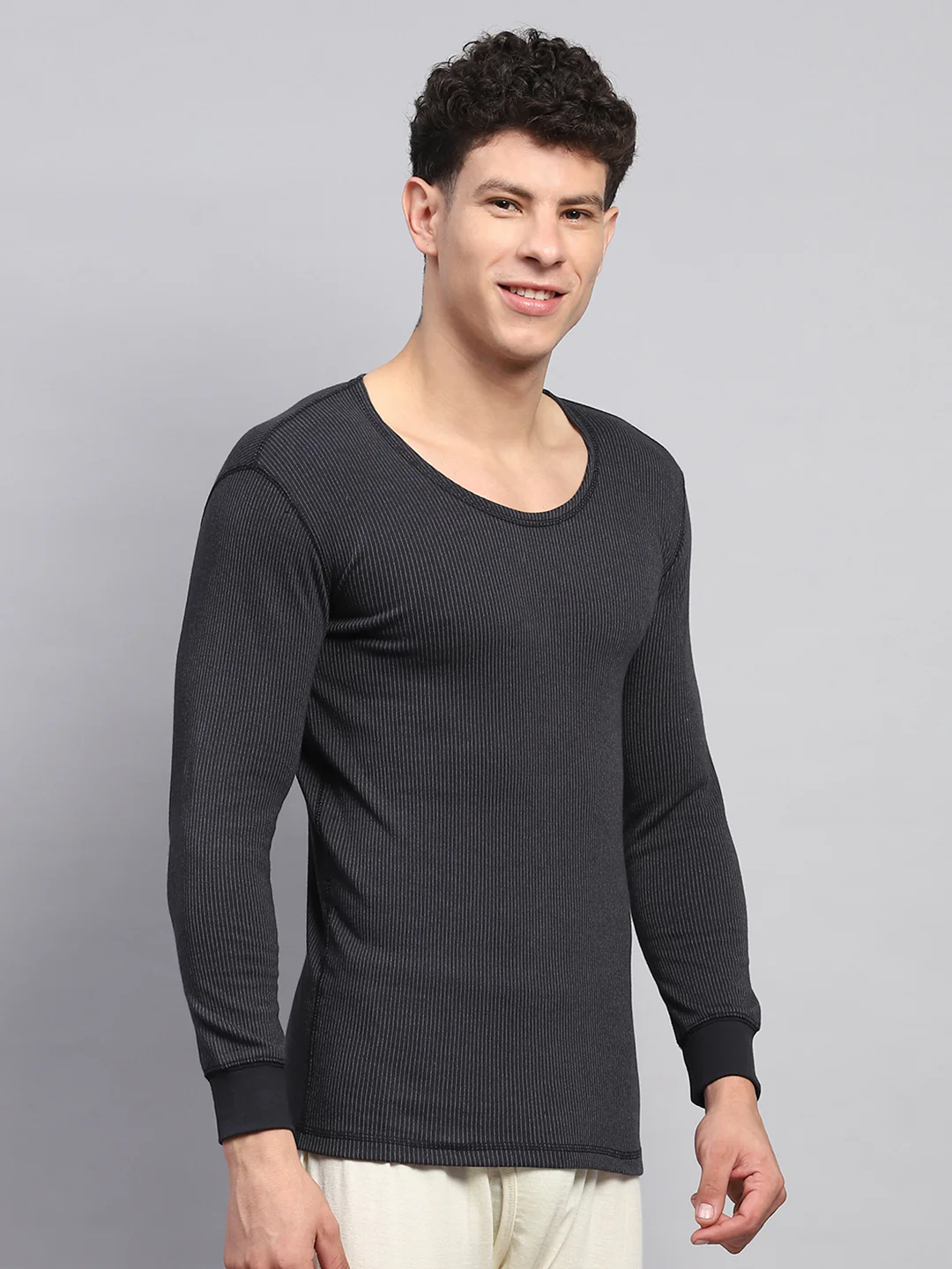 Men Black Solid Round Neck Full Sleeve Thermal Vest - Image 4