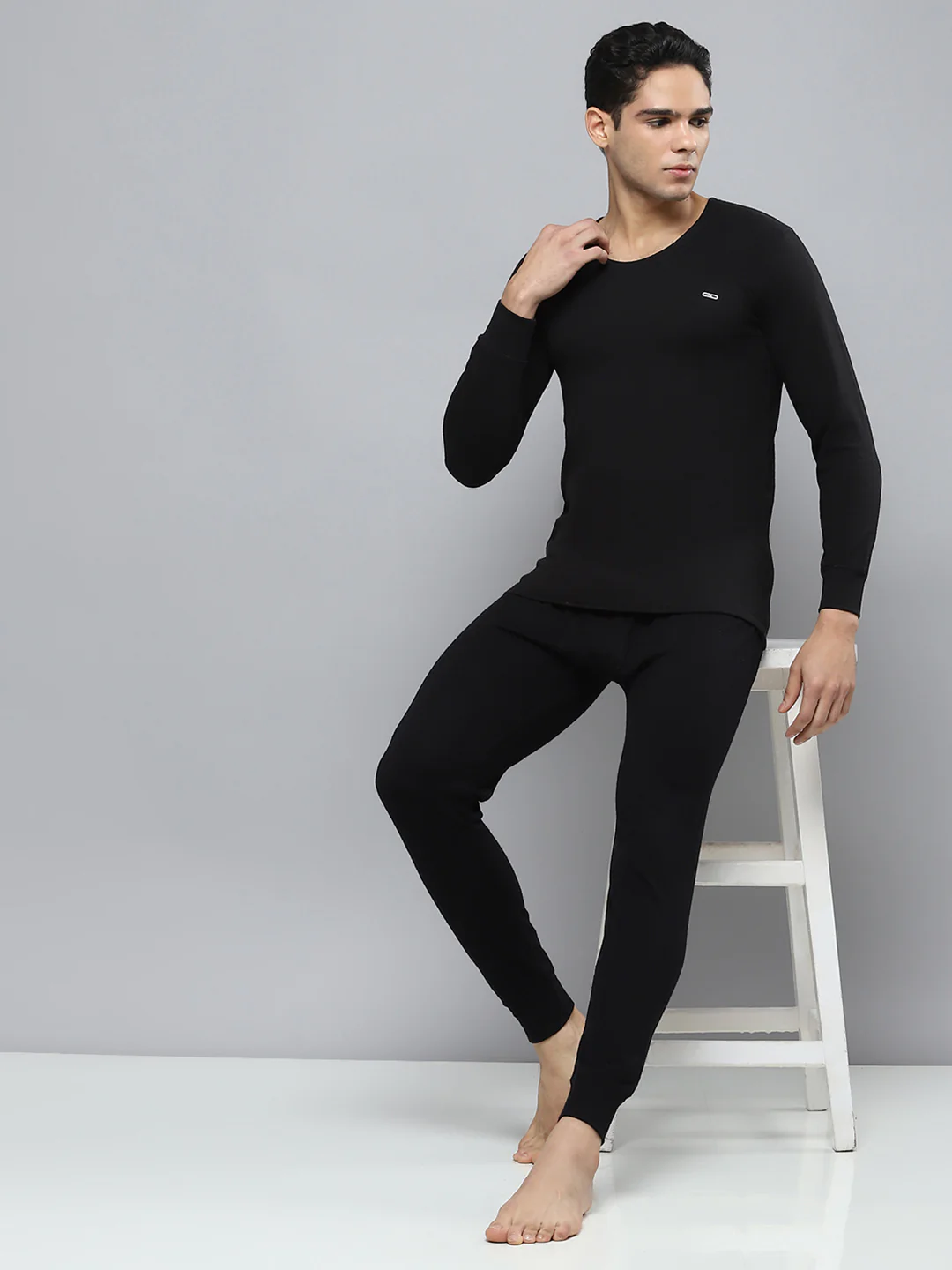 Men Black Solid Round Neck Full Sleeve Thermal Vest - Image 2