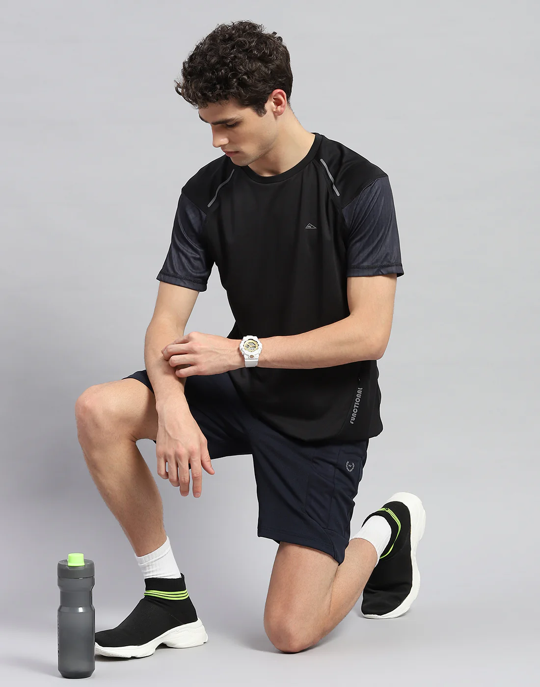 Men Black Solid Round Neck Half Sleeve T-Shirt - Image 2