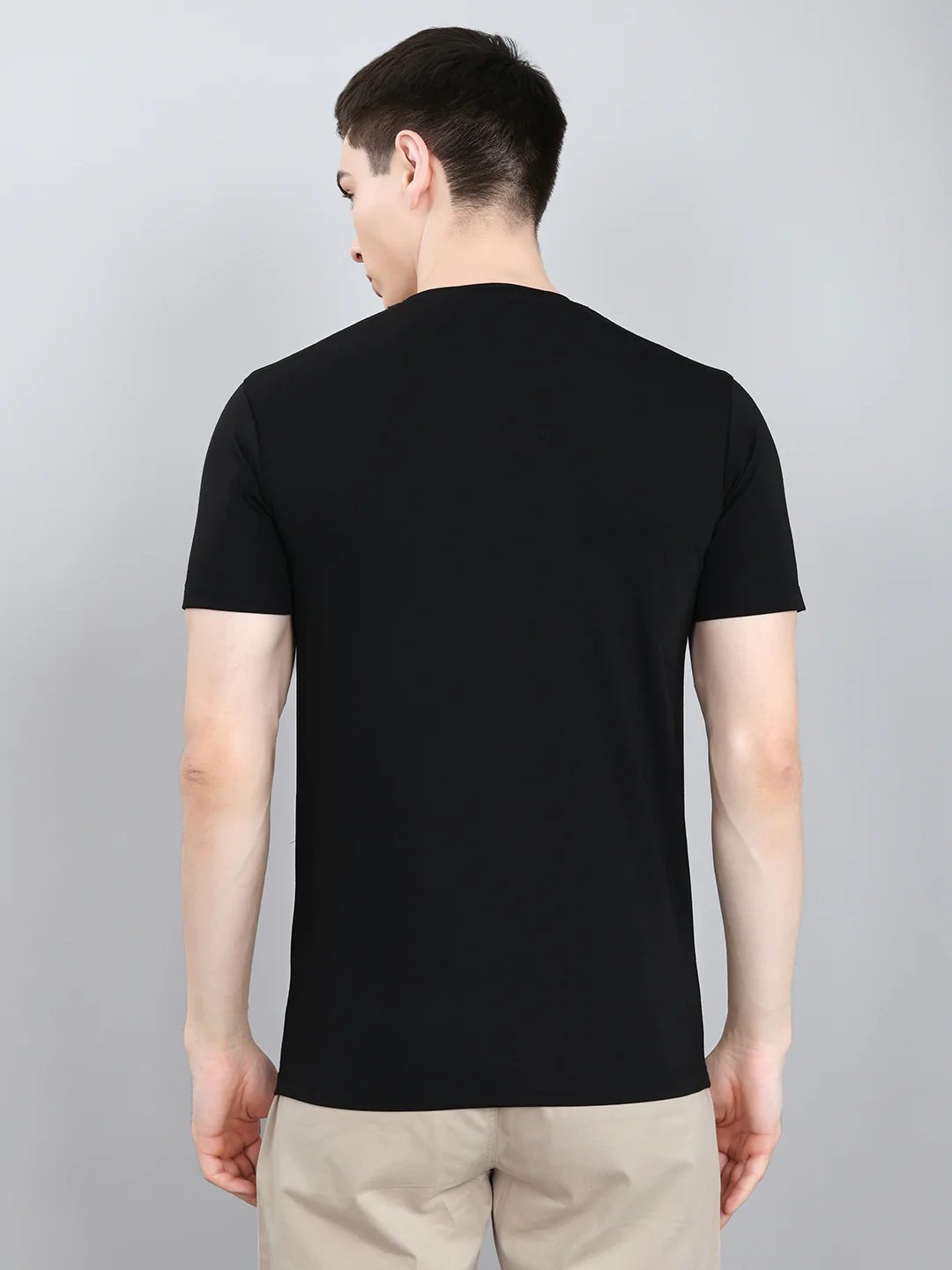 Men Black Solid Round Neck Half Sleeve T-Shirt - Image 4