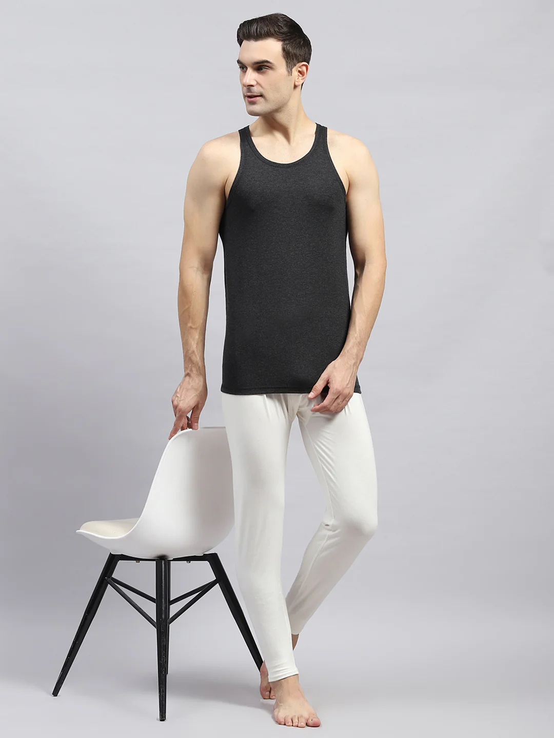Men Black Solid Round Neck Sleeveless Thermal Vest - Image 2