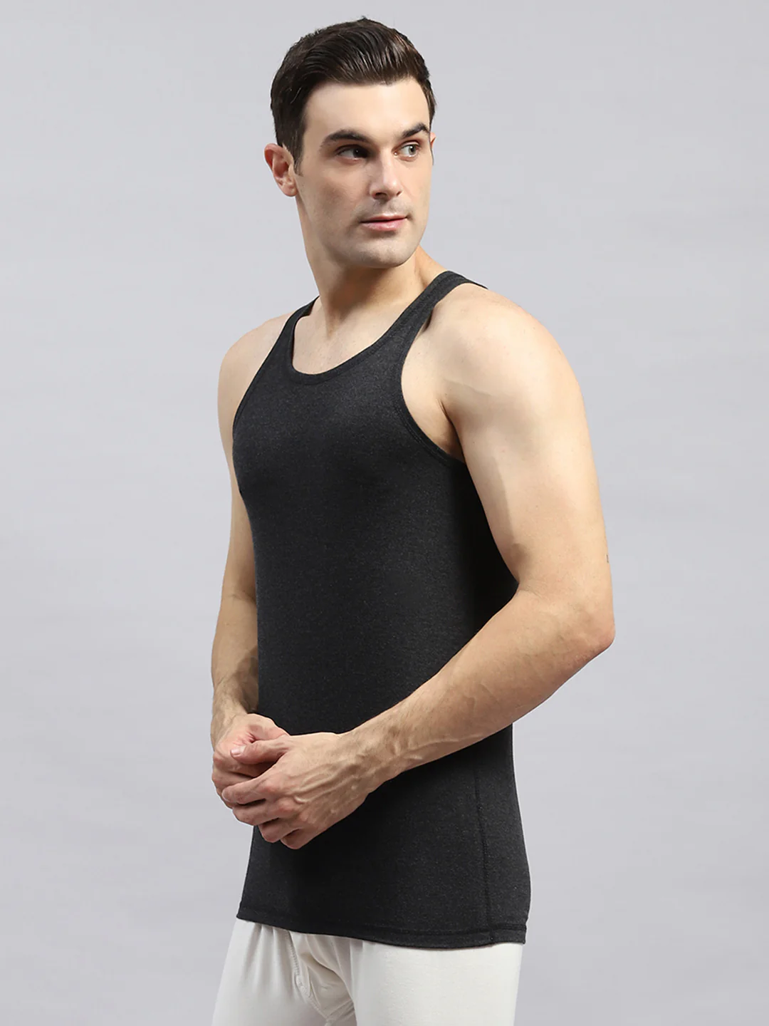 Men Black Solid Round Neck Sleeveless Thermal Vest - Image 3