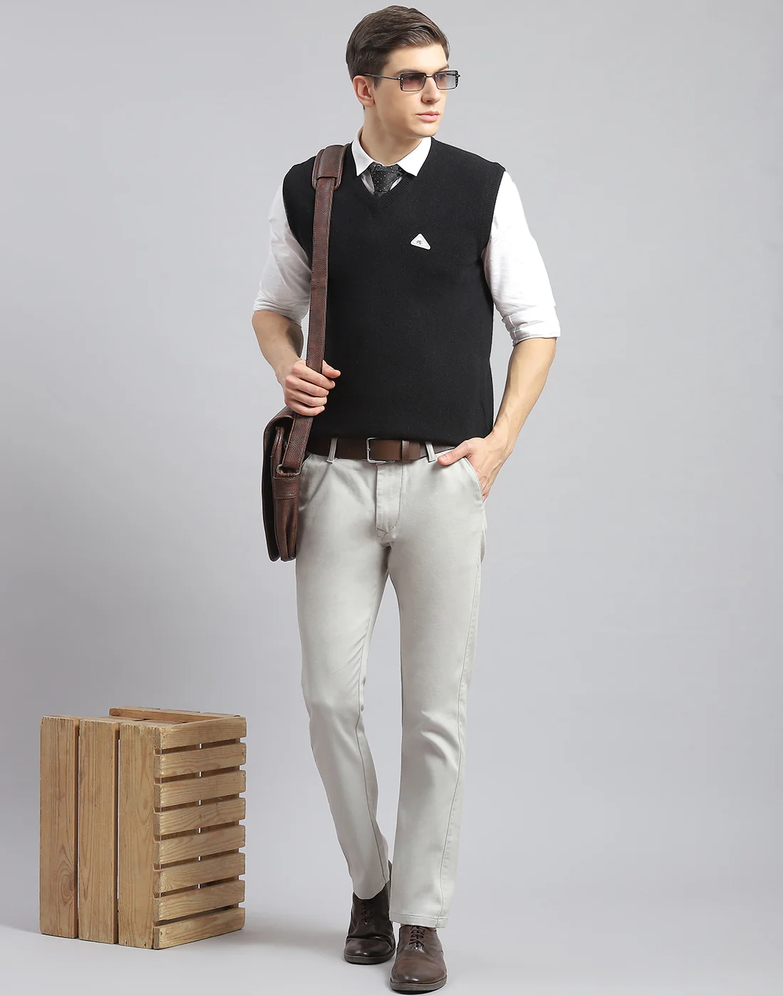 Men Black Solid V Neck Sleeveless Sweater - Image 4