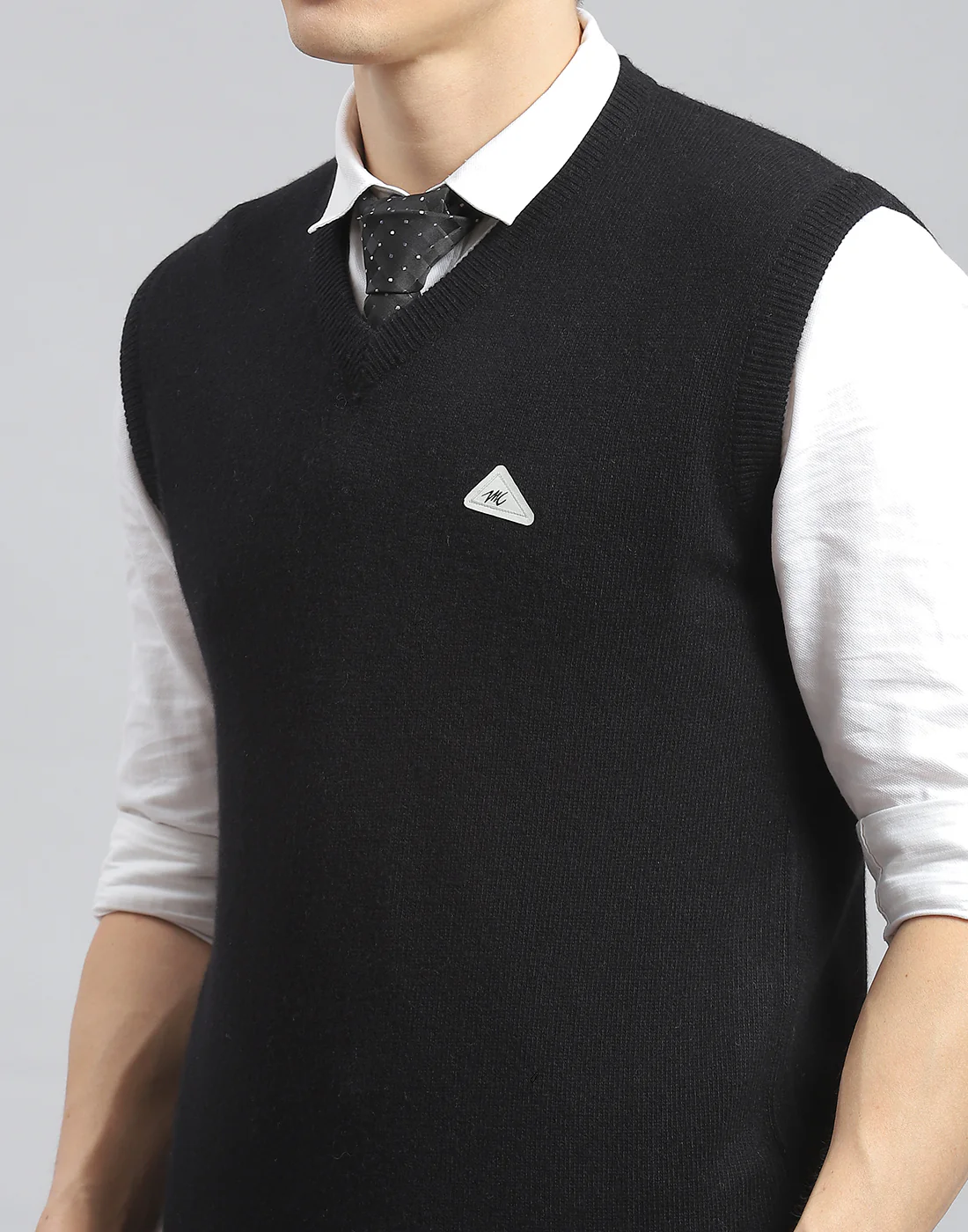 Men Black Solid V Neck Sleeveless Sweater - Image 6
