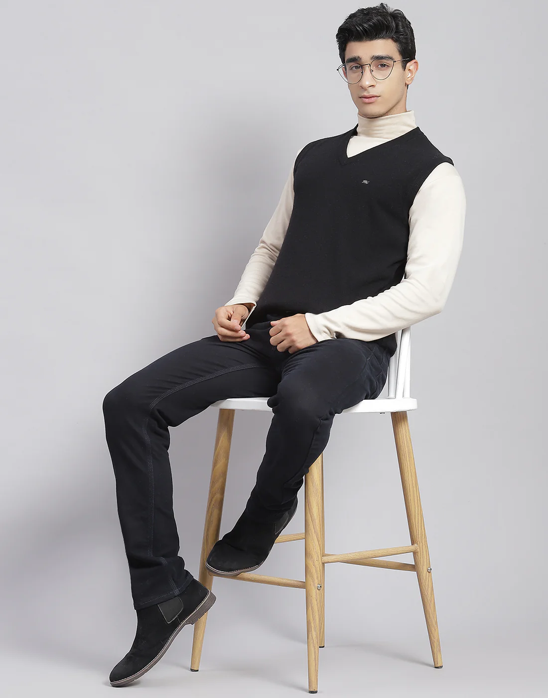 Men Black Solid V Neck Sleeveless Sweater - Image 2