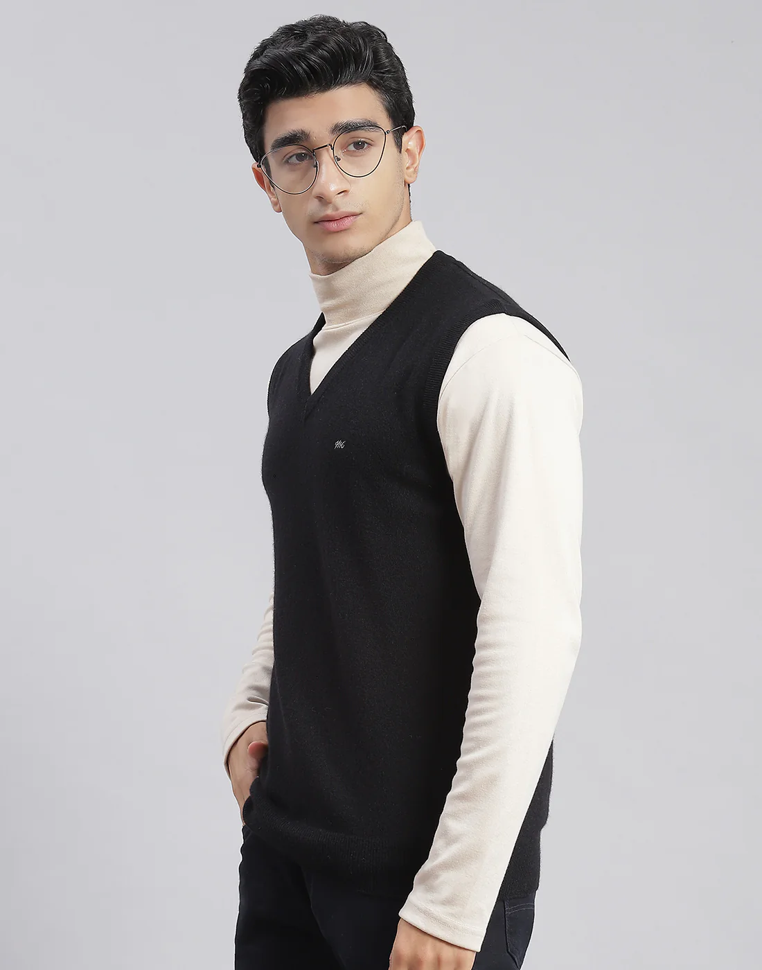 Men Black Solid V Neck Sleeveless Sweater - Image 3