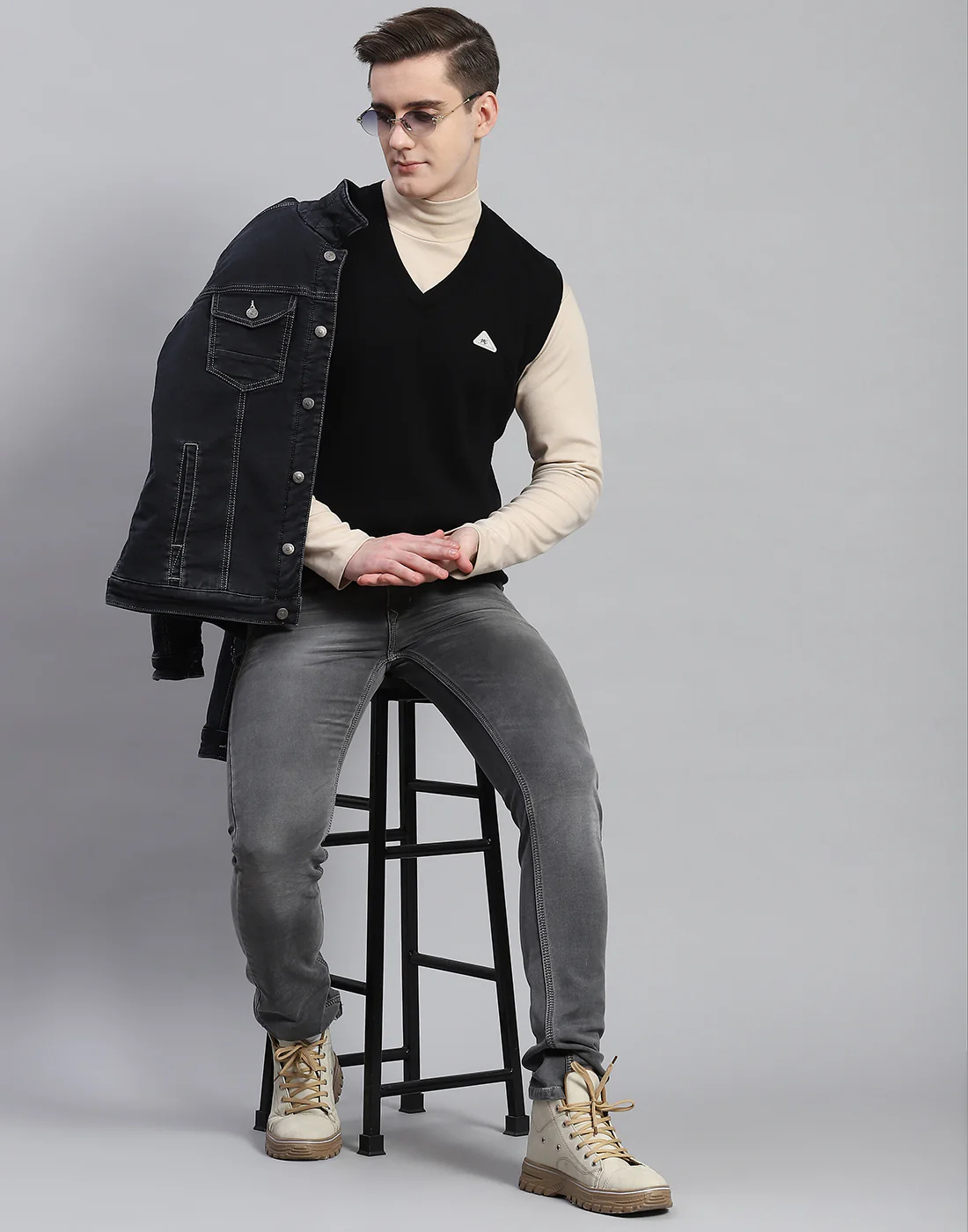Men Black Solid V Neck Sleeveless Sweater - Image 2