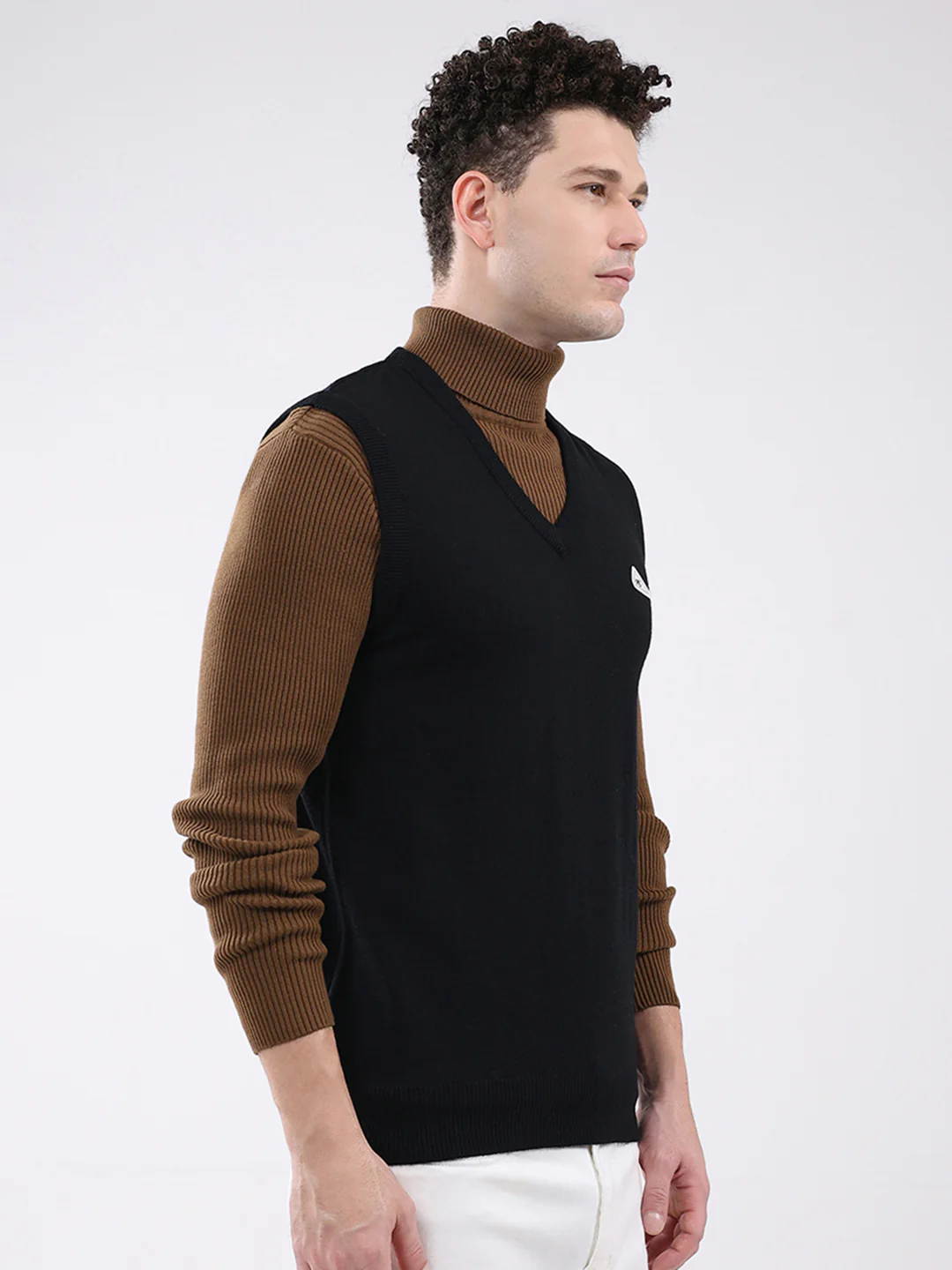 Men Black Solid V Neck Sleeveless Sweater - Image 4