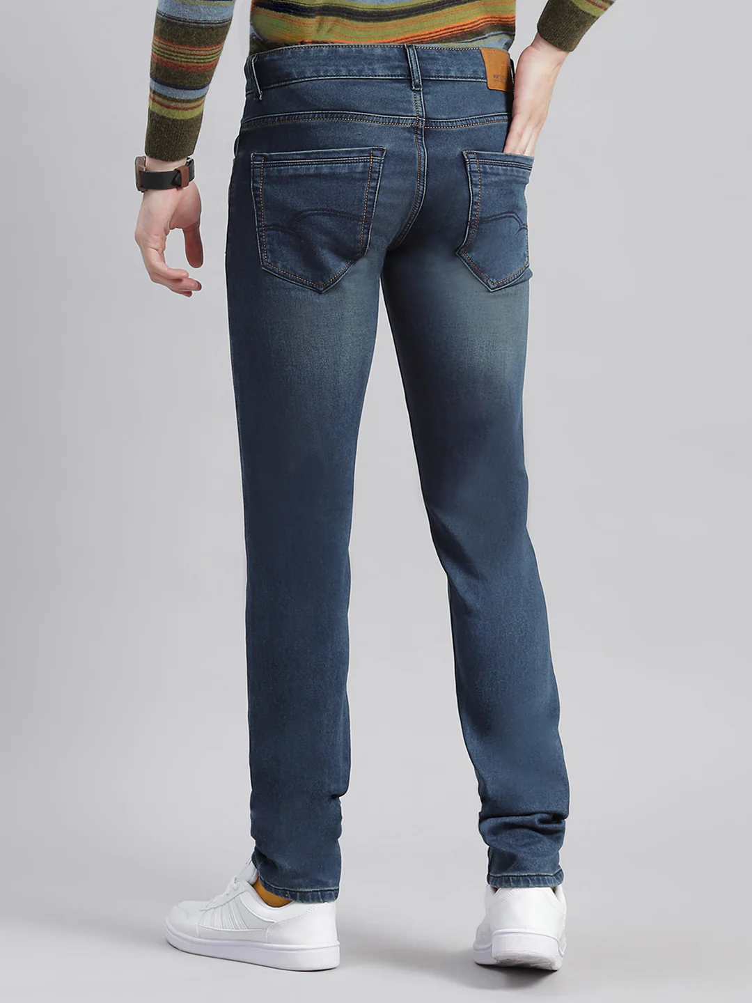 Men Blue Light Wash Narrow Fit Denims - Image 5