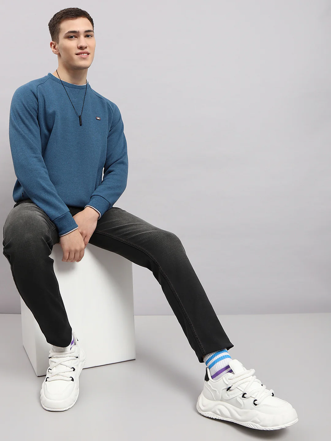 Men Blue Solid Round Neck Full Sleeve Sweatshirt