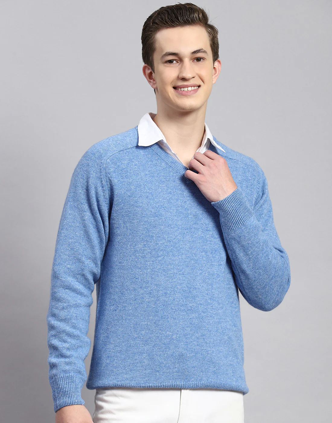 Men Blue Solid V Neck Full Sleeve Pullover - Image 4