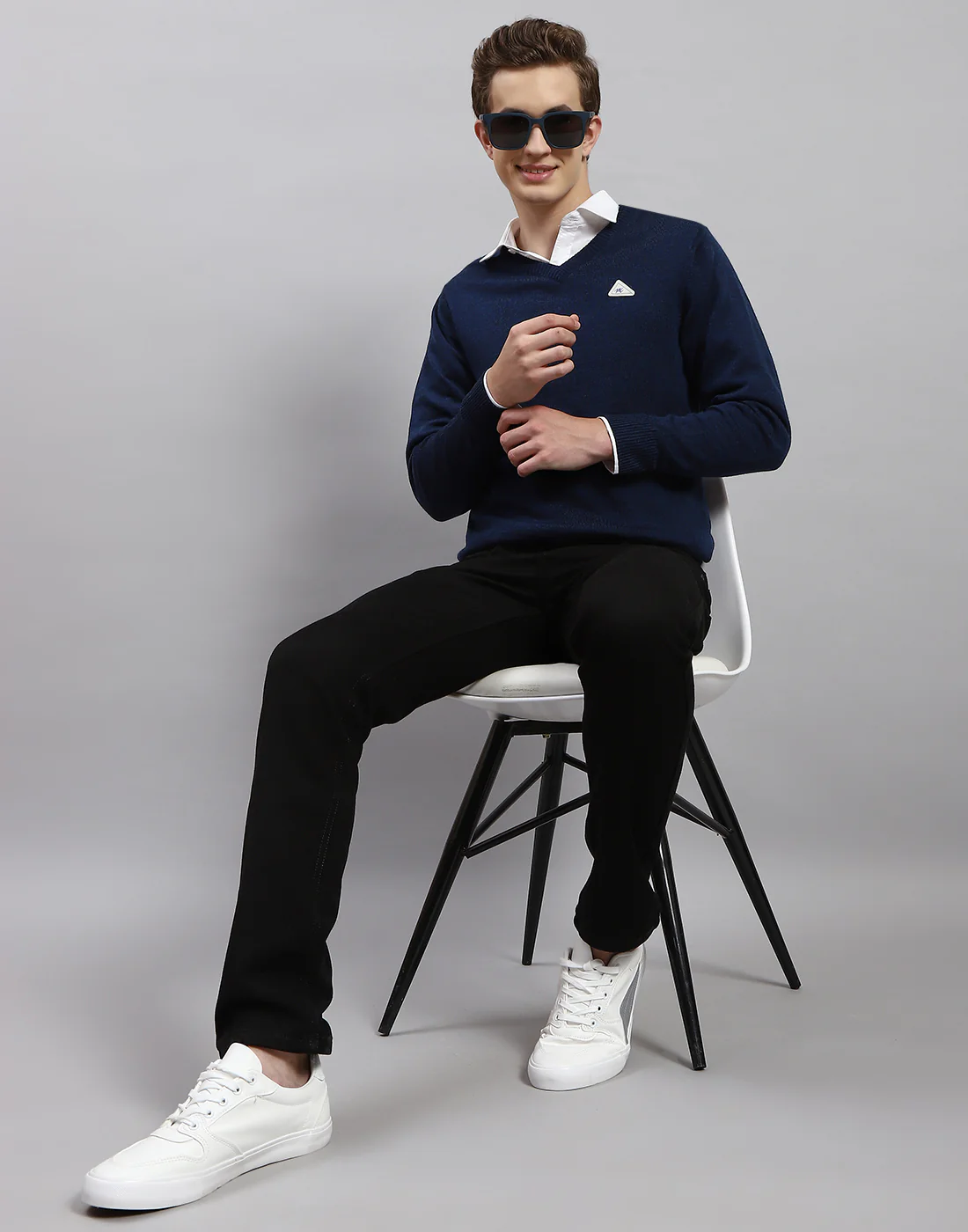 Men Blue Solid V Neck Full Sleeve Pullover - Image 2
