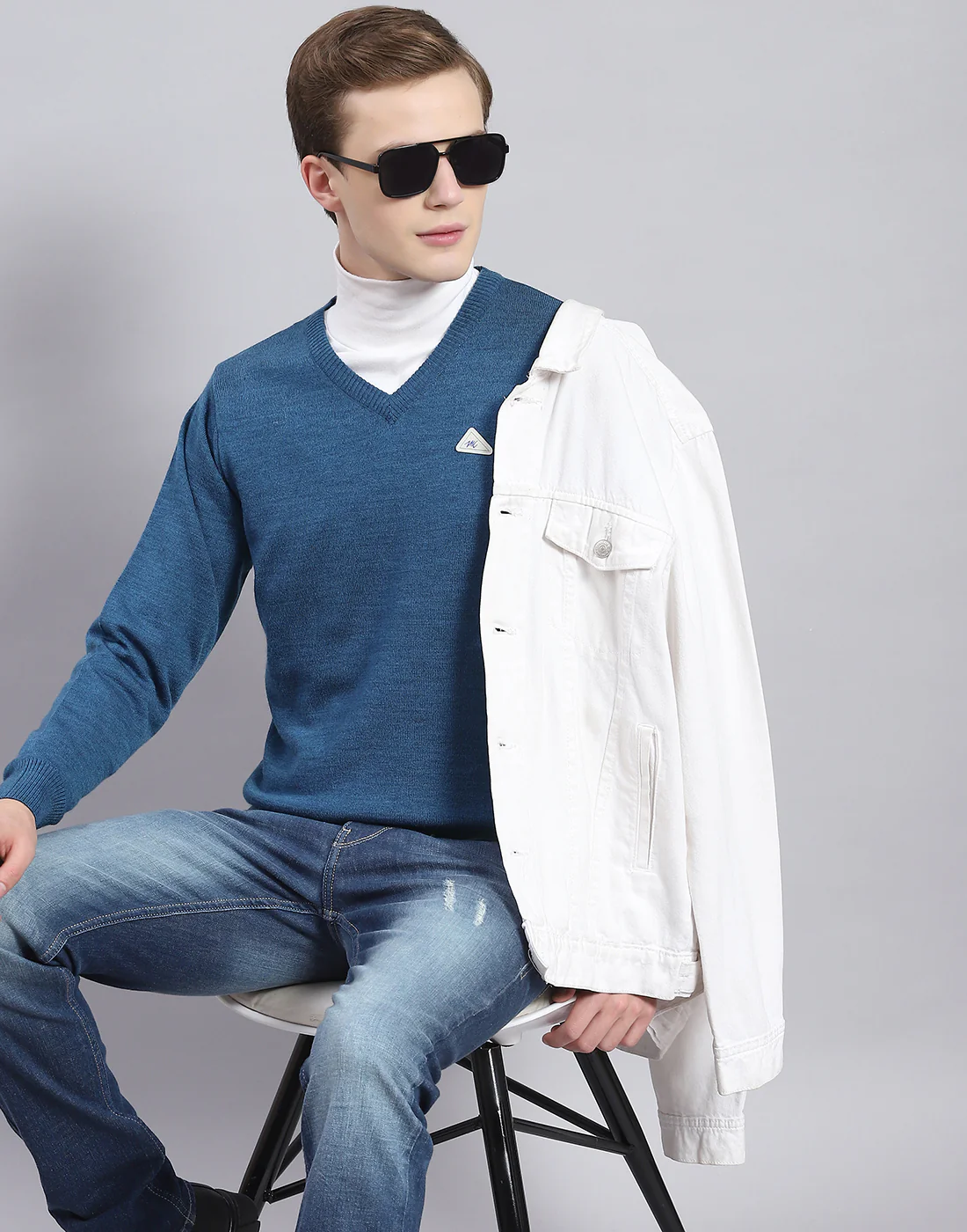 Men Blue Solid V Neck Full Sleeve Sweater - Image 2
