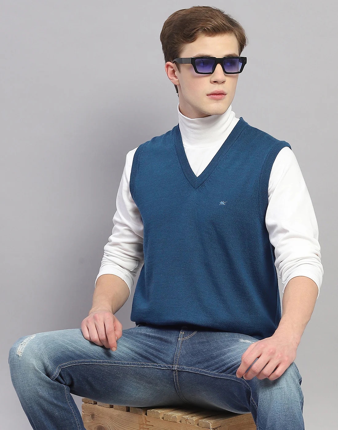 Men Blue Solid V Neck Sleeveless Sweater - Image 6