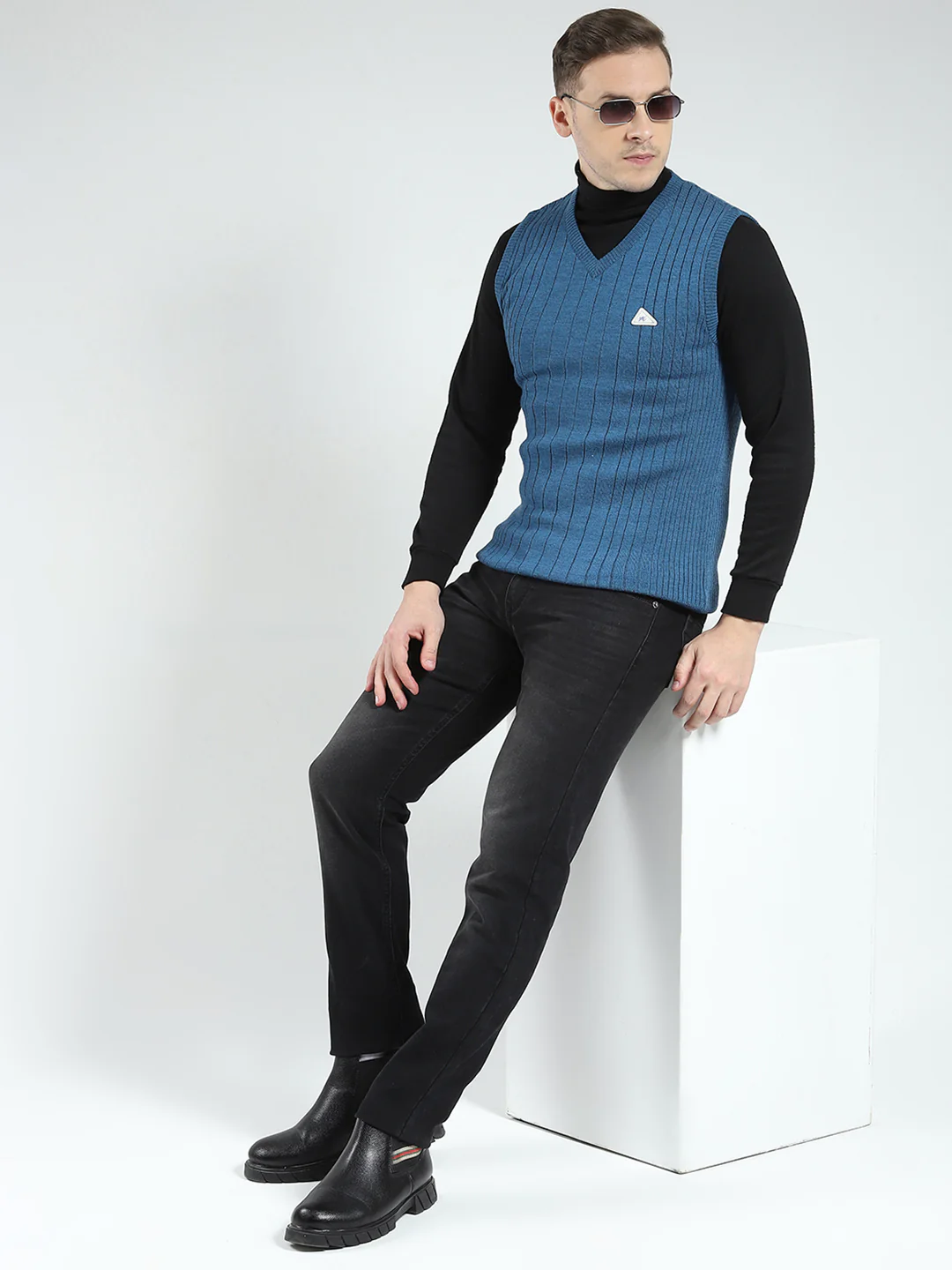 Men Blue Solid V Neck Sleeveless Sweater - Image 2