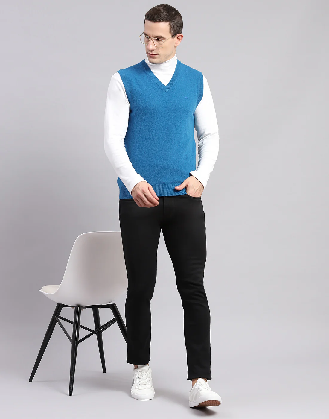 Men Blue Solid V Neck Sleeveless Sweaters/Pullovers - Image 5