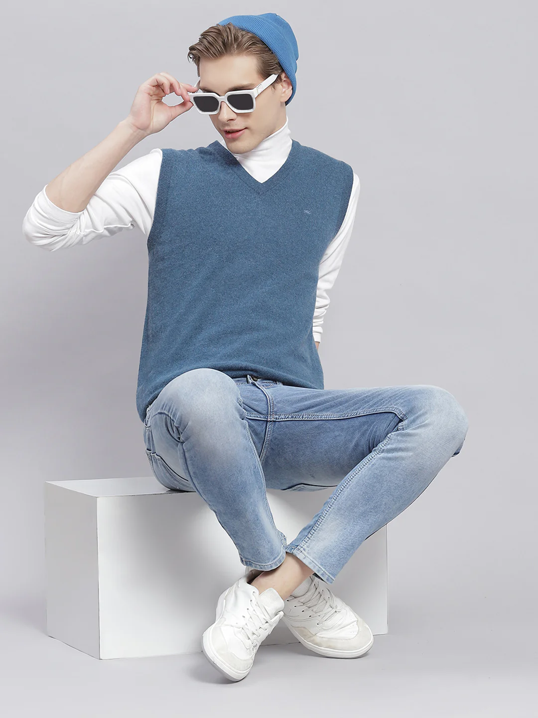 Men Blue Solid V Neck Sleeveless Sweaters/Pullovers - Image 5