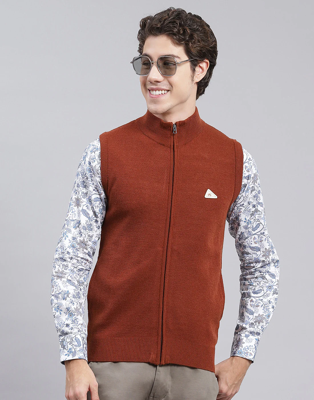 Men Brown Solid Stand Collar Sleeveless Sweater - Image 3