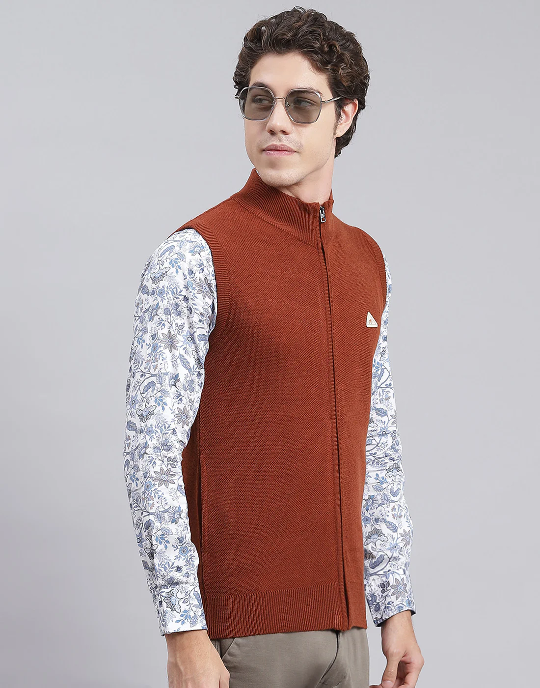 Men Brown Solid Stand Collar Sleeveless Sweater - Image 4