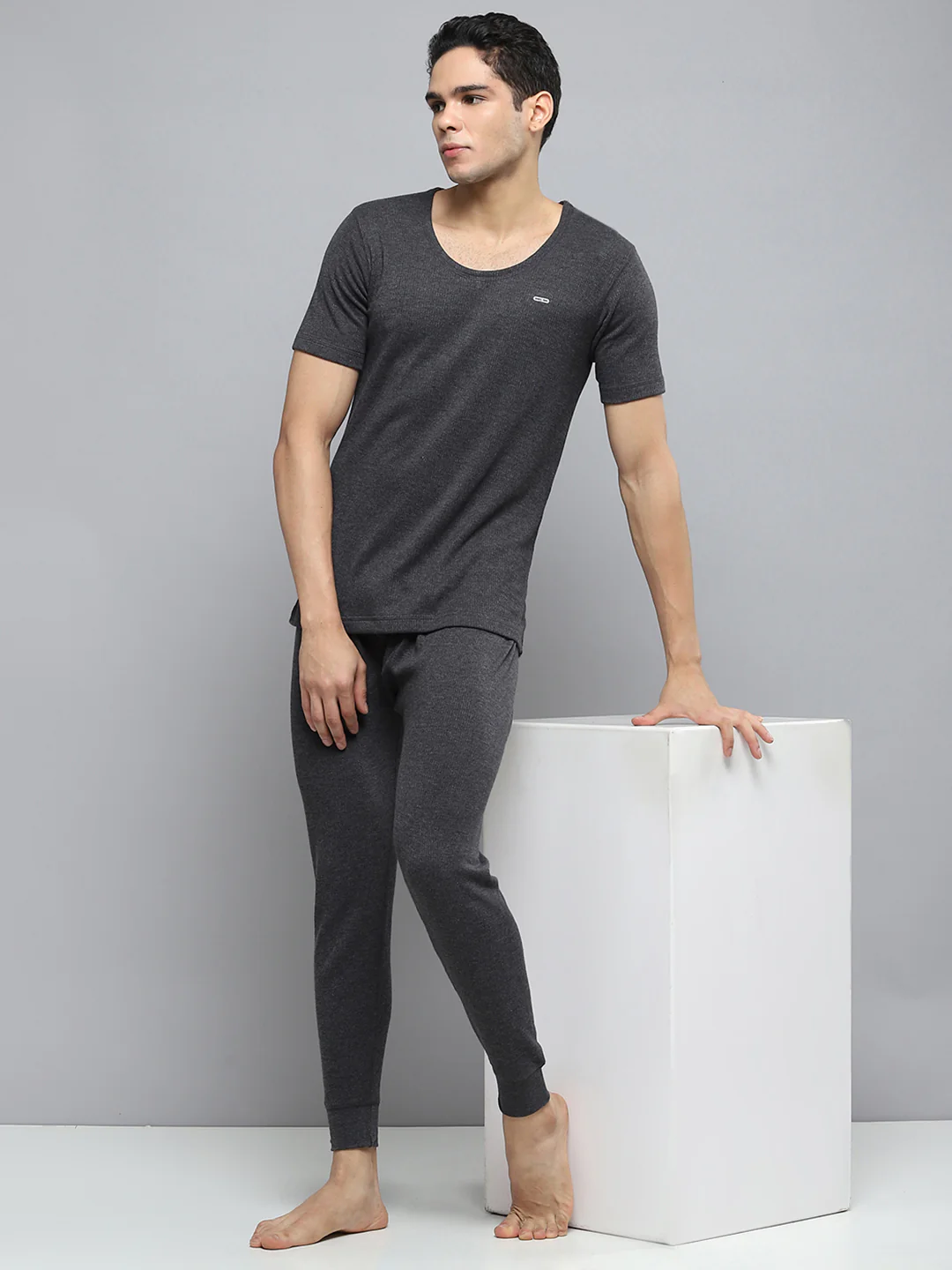 Men Charcoal Solid Round Neck Half Sleeve Thermal Vest - Image 2