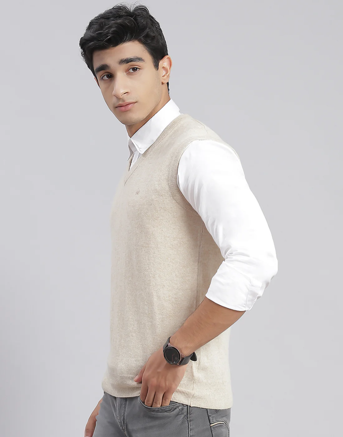 Men Cream Solid V Neck Sleeveless Sweater - Image 4