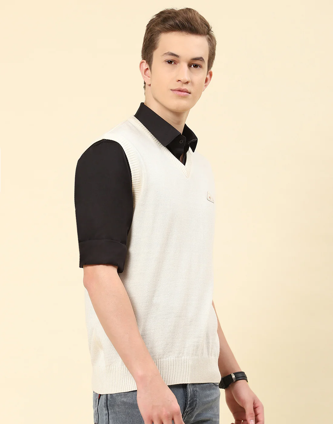 Men Cream Solid V Neck Sleeveless Sweater - Image 4