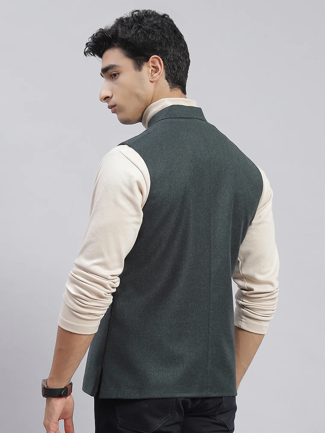Men Green Solid Mandarin Collar Sleeveless Nehru Jackets - Image 4