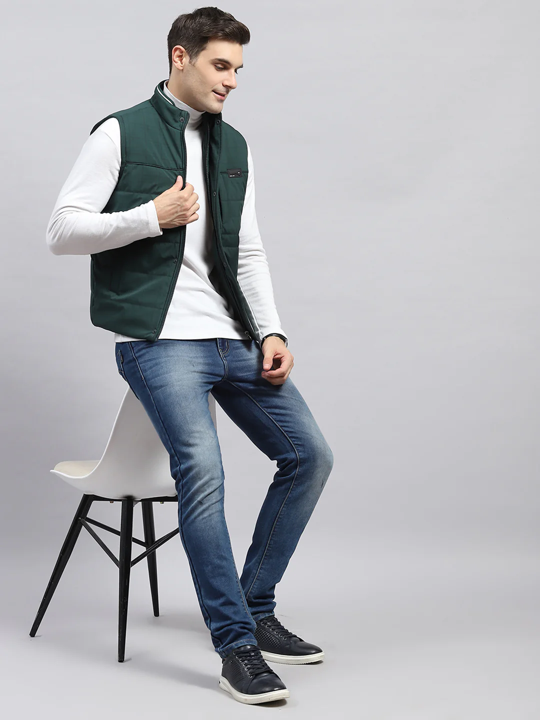 Men Green Solid Mock Neck Sleeveless Jacket - Image 2