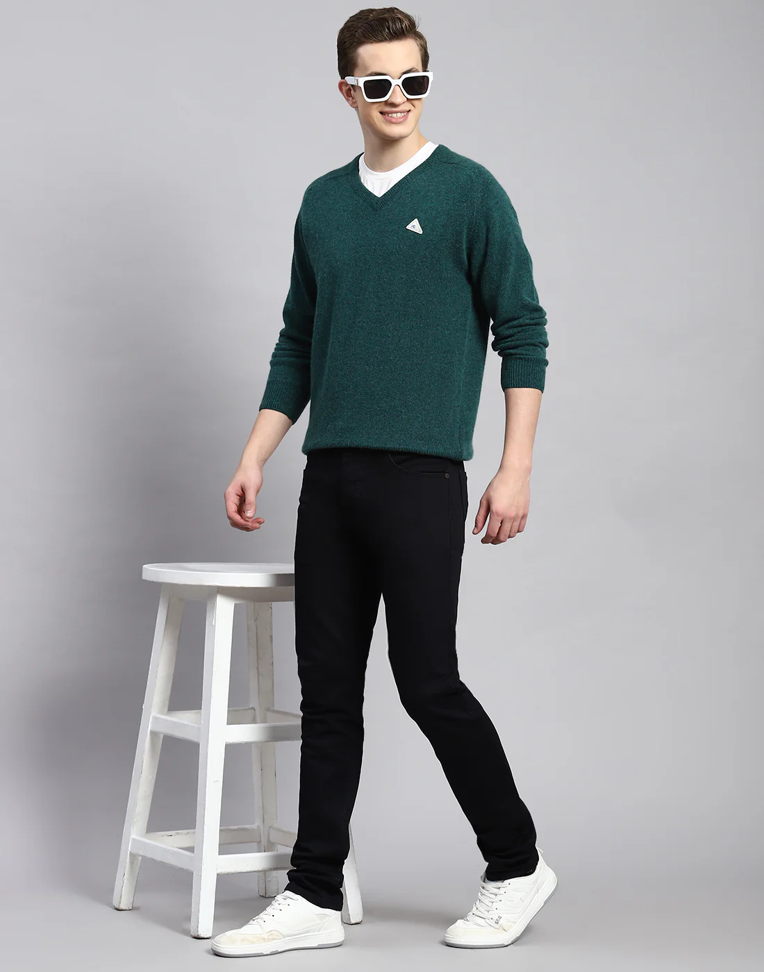 Men Green Solid V Neck Full Sleeve Pullover - Image 2