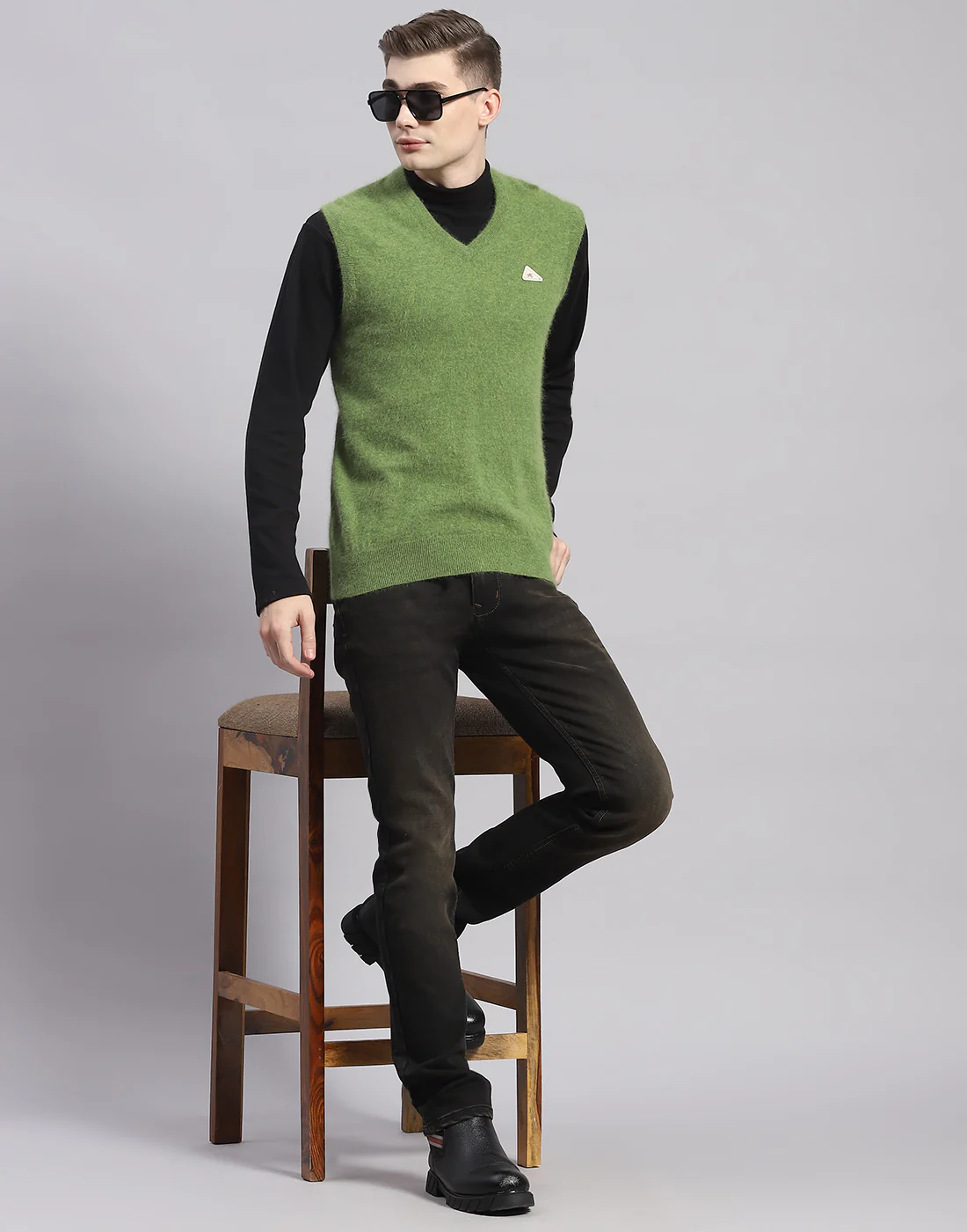 Men Green Solid V Neck Sleeveless Sweater - Image 2
