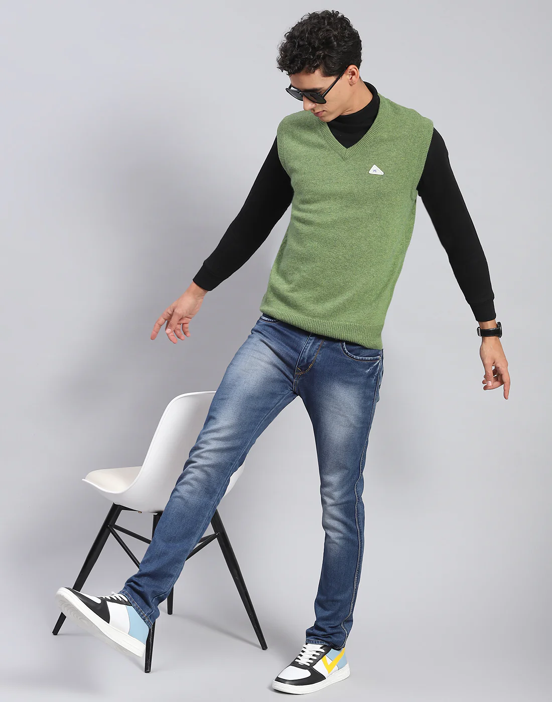 Men Green Solid V Neck Sleeveless Sweater - Image 2