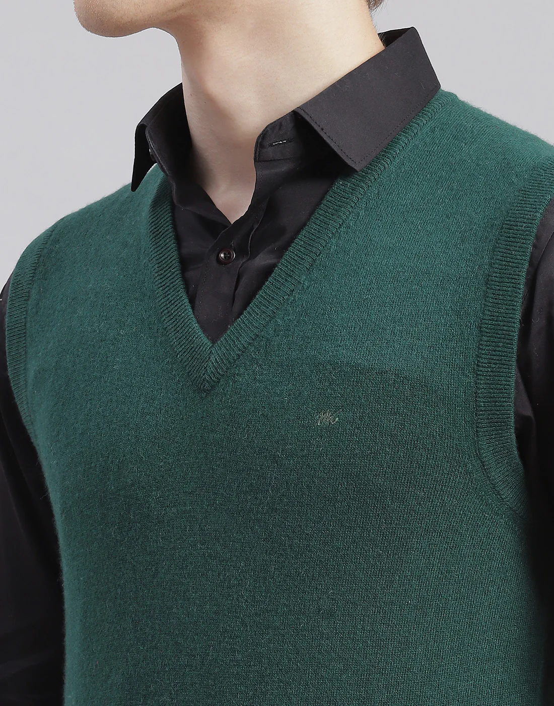 Men Green Solid V Neck Sleeveless Sweater - Image 6