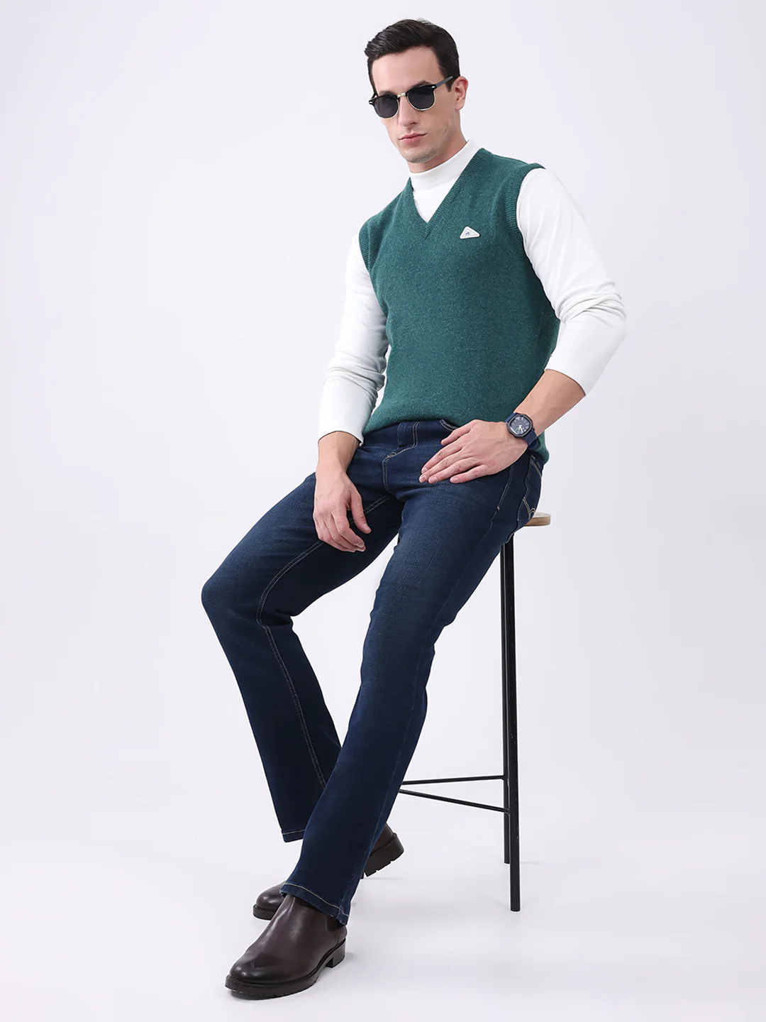 Men Green Solid V Neck Sleeveless Sweater - Image 2